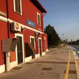 �Alla fine non possiamo lamentarci - sottolinea Domenico-. Le attivit� di prima necessit� ci sono tutte: la farmacia, la scuola primaria e secondaria di primo grado, la posta, la stazione